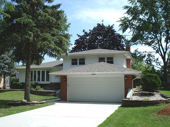 2nd image of 18W317 Claremont Dr