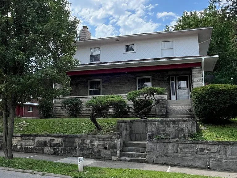 324 E 2nd St — Photo 21