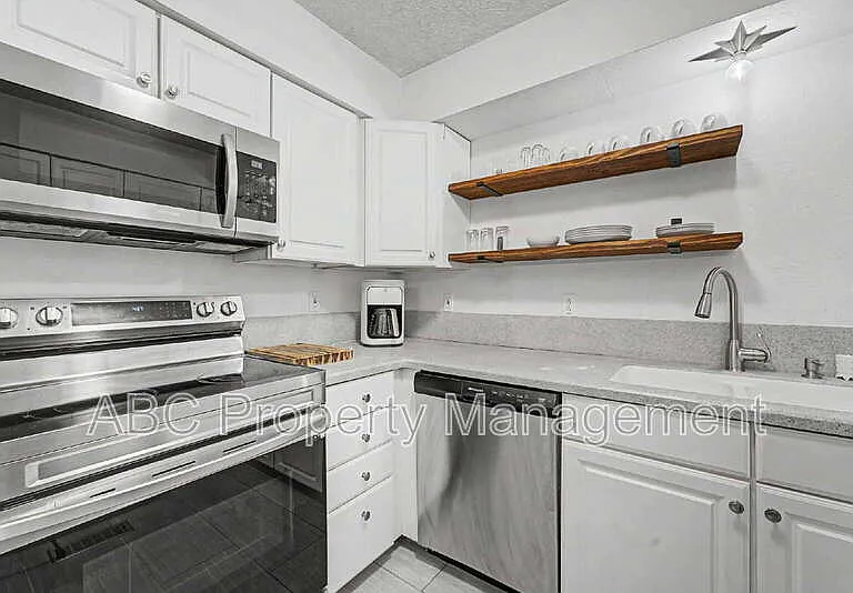 2 William Ln — Photo 2