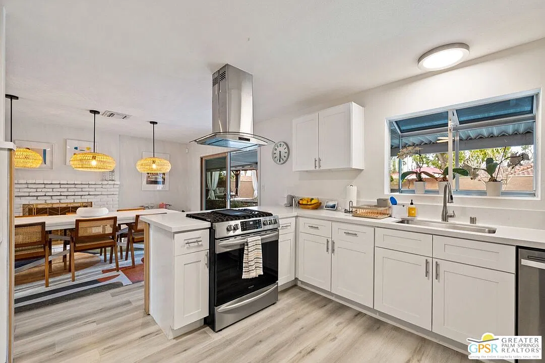 3 bed, 2.0 bath, 1560 sqft, $6,100 — Photo 4