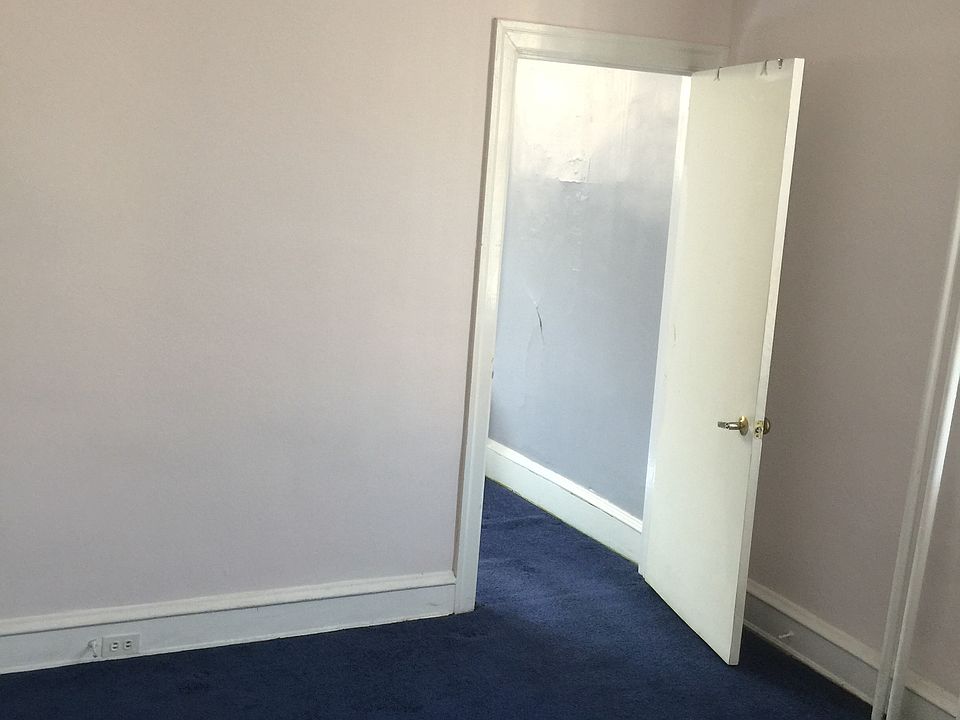 Access door from middle room (which can be used as a bedroom