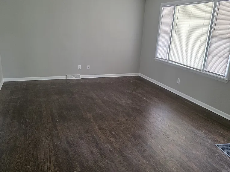 8718 Glenwood Ave — Photo 4