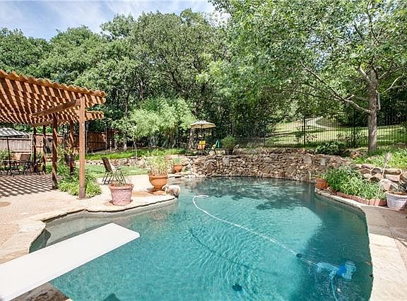 2nd image of 810 Kingwood Ct