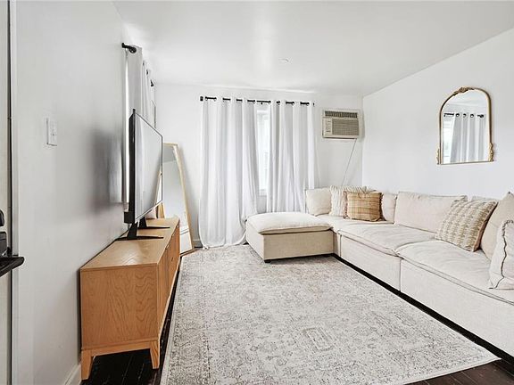 4th image of 1009 Moisant St