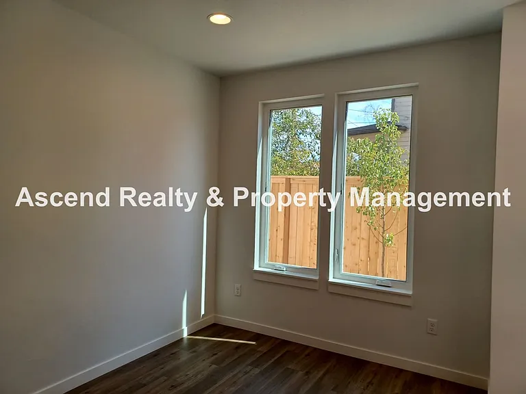 5311 NE 14th Pl — Photo 3