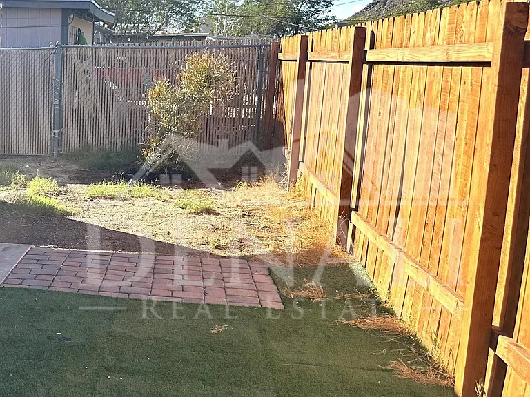 216 E Carol Ave — Photo 26