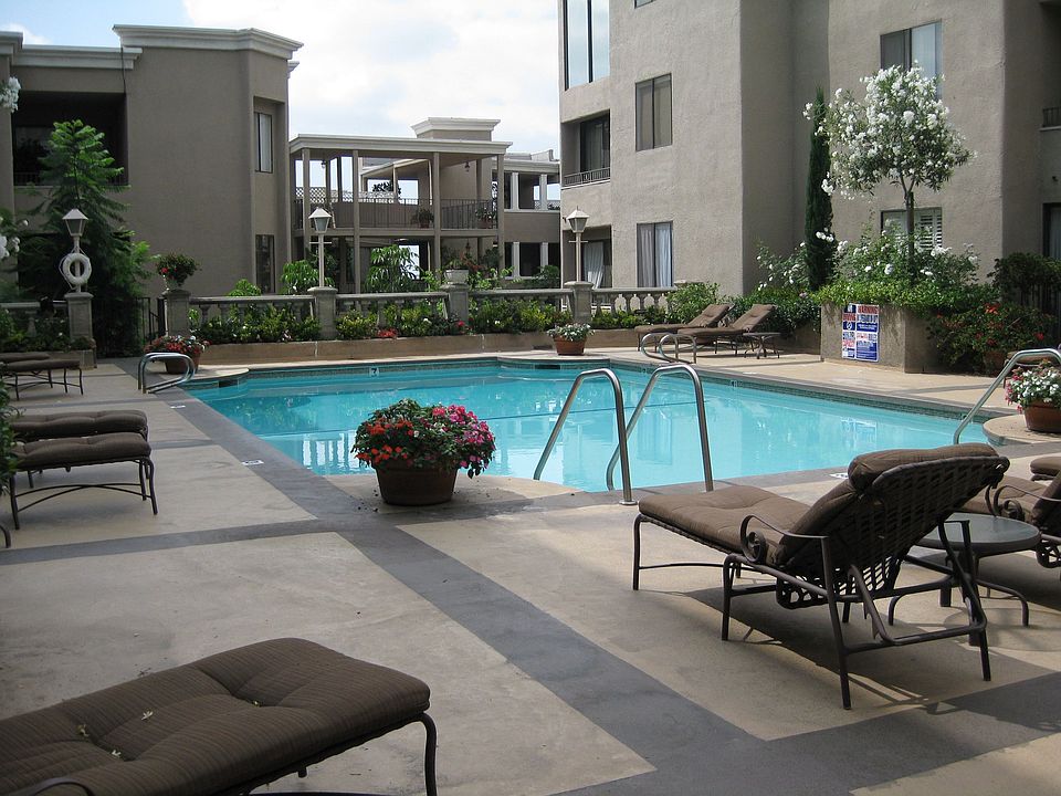 2nd image of 8455 Fountain Ave Unit 206