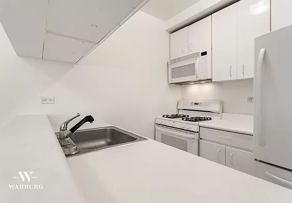 3rd image of 161 W 61st St APT 4H