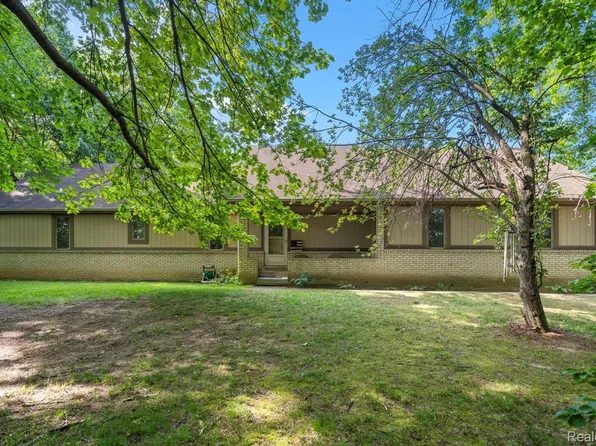 1500 Rustic Ln, Commerce Township, MI 48390