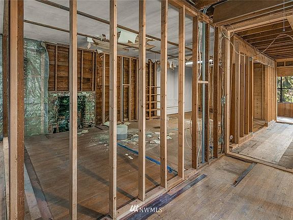 4th image of 1124 Newport Way