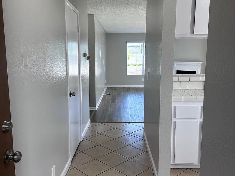 1726 Daly-Jardin Apartments — Photo 2