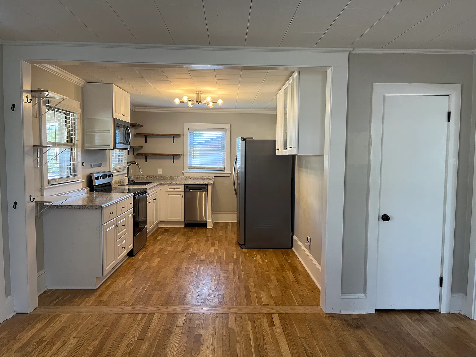 124 Stephens Dr — Photo 3