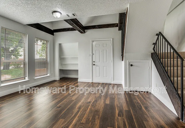 809 E Pioneer Dr — Photo 3