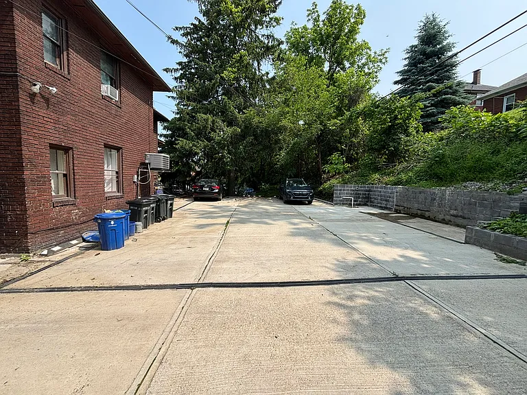 Parking for 1 car / apartment