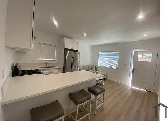 3rd image of 4061 S Budlong Ave