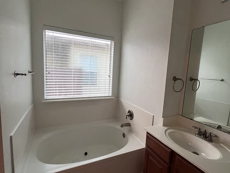 3805 Bronco Bend Loop — Photo 15