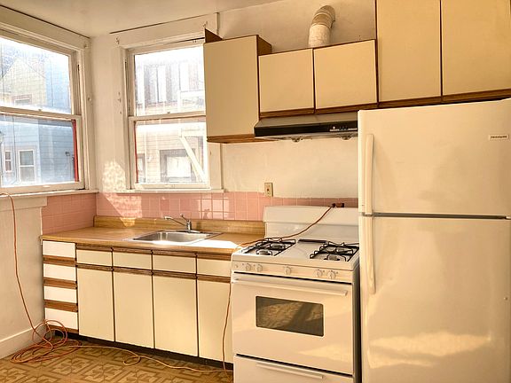 3rd image of 4829 California St