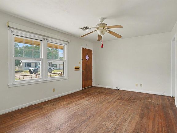 3rd image of 904 N York St