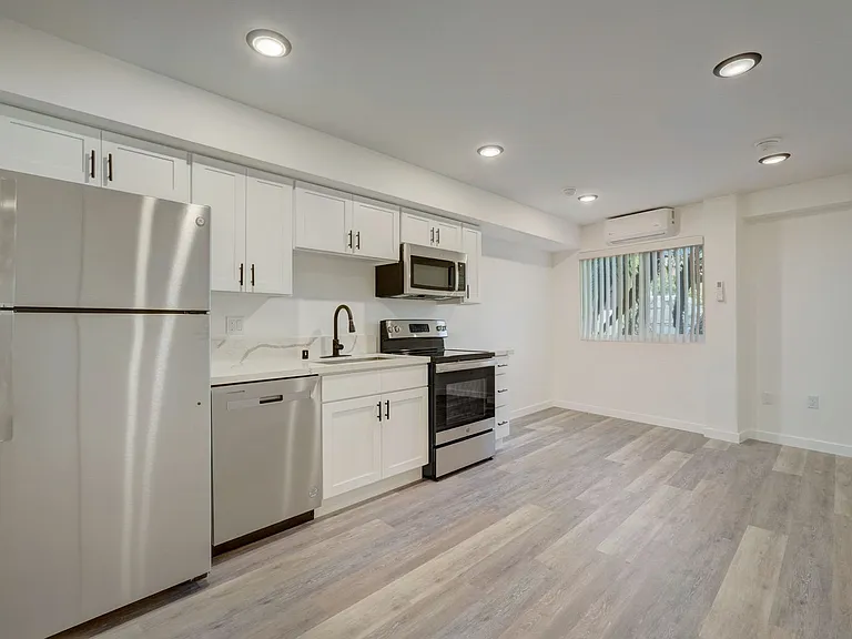 1371 S. Beverly Glen Blvd. — Photo 9