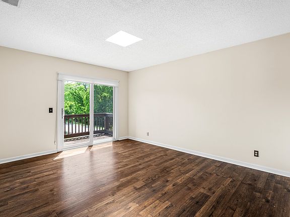 2nd image of 172 Brooke Castle Dr