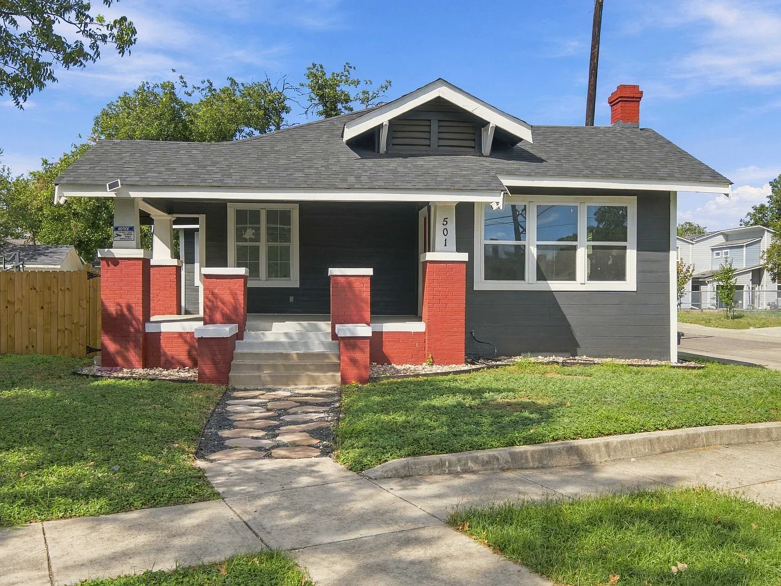3 bed, 2.0 bath, 1850 sqft, $2,550 — Photo 2