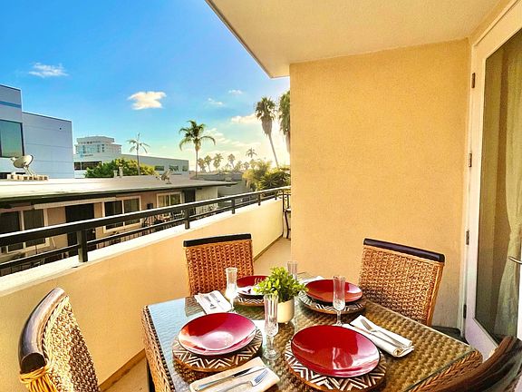A glass door leads to the tranquil private balcony with a seating area where you can unwind, enjoy a meal or a glass of wine, and feel the cool breezes San Diego is known for!