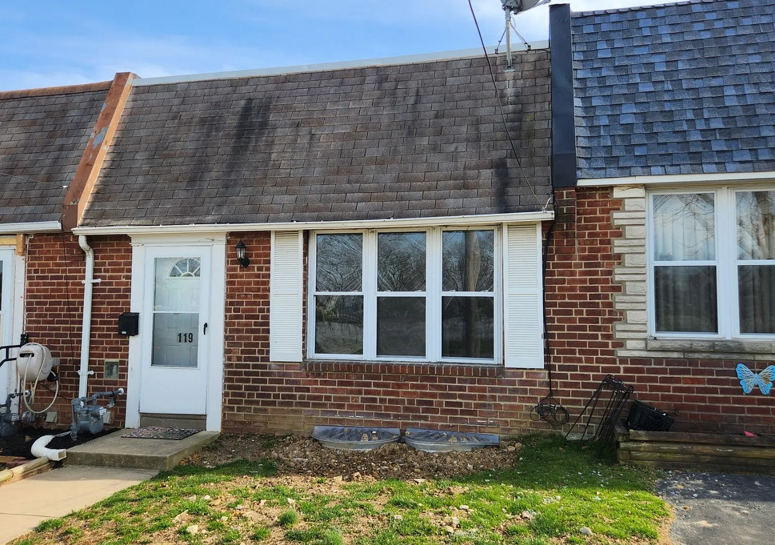 Row home with stainless appliances, central a/c, small pets ok*! — Photo 1