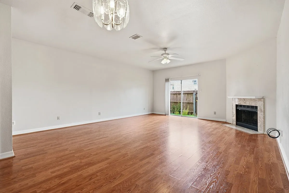 2 bed, 2.5 bath, 1368 sqft, $1,600 — Photo 4