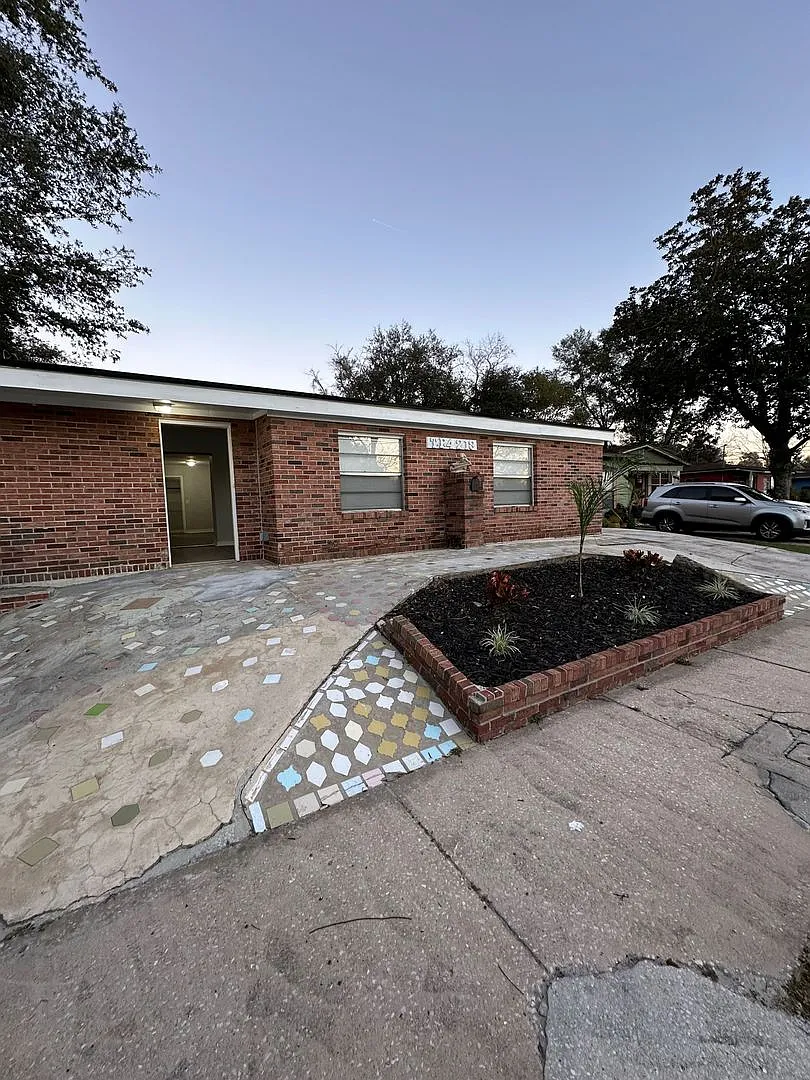 All Brick 4 bedroom 2 bath Northside Rental! — Photo 2