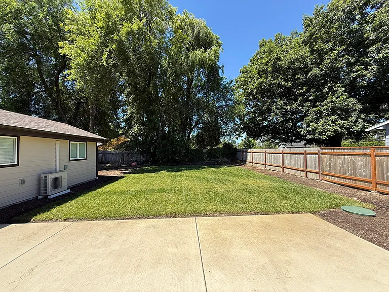 721 Iva Ln NE — Photo 32