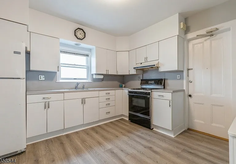 35 Montrose Ave — Photo 11