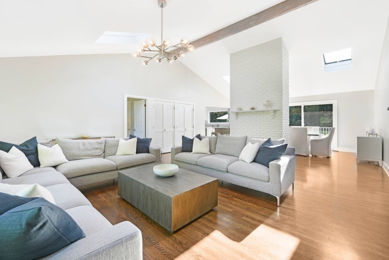  Large wide open living and dining area