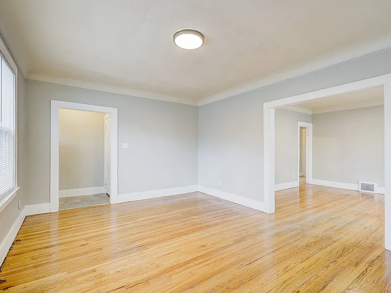 338 E Webster Ave — Photo 2