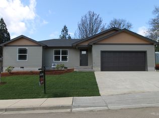 601 SE Garden Way Dr, Winston, OR 97496