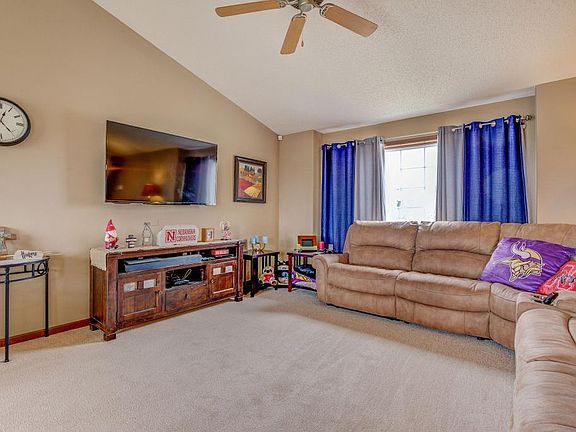 4th image of 815 10th Ave NE