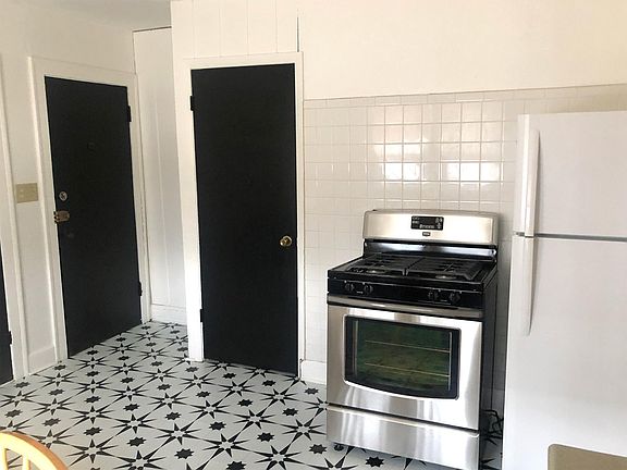 5th image of 925 16th St APT 4