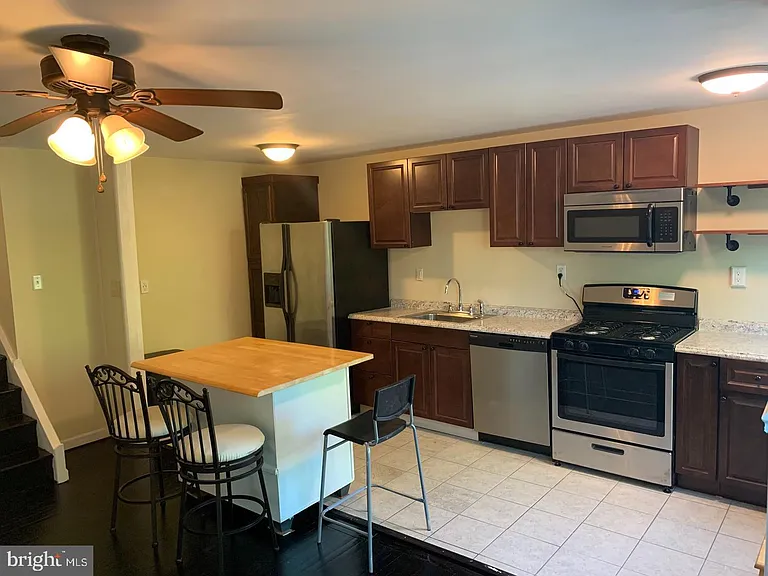 881 Wedgewood Dr — Photo 3