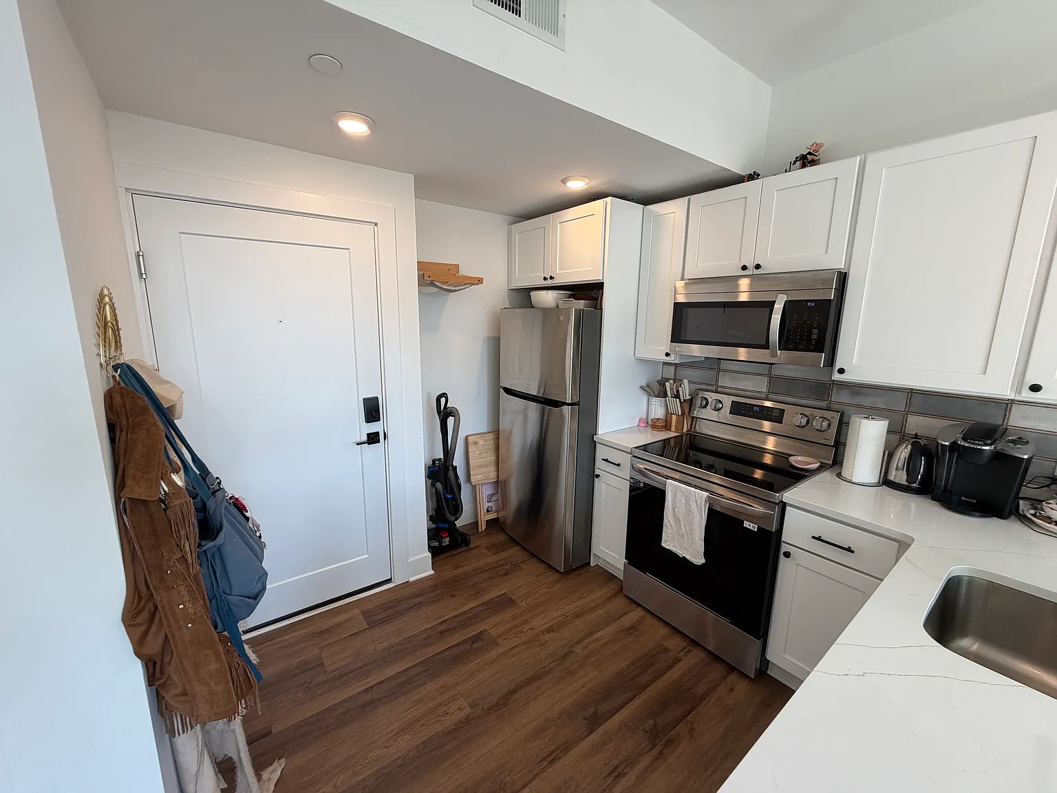 2-bedroom, 2 Bath Apartment on Front Street. Large Modern space in a vibrant area! — Photo 2