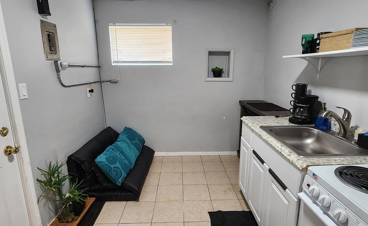 Studio, 200 sqft, $995 — Photo 4