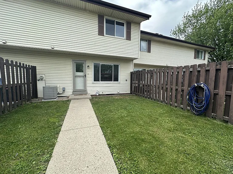 W164N11511 Squire Ct — Photo 4