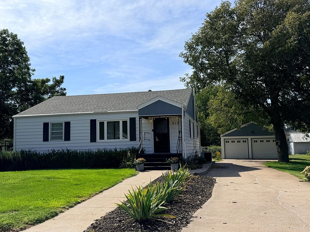 315 E 5th St - Property Image