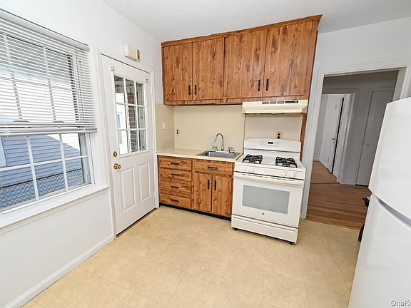 5th image of 1087 Esther Street