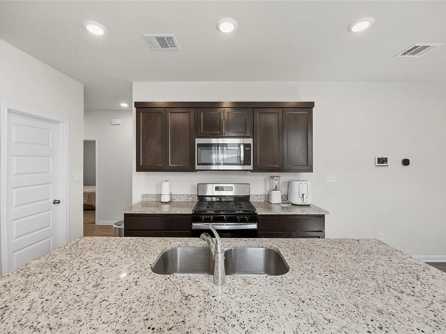 3 bed, 2.0 bath, 1299 sqft, $2,000 — Photo 4