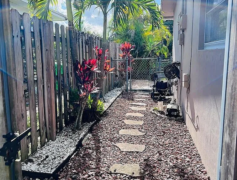 8136 NW 21st Ct — Photo 20