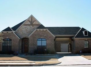 8112 Oak Knoll Dr, North Richland Hills, TX 76182