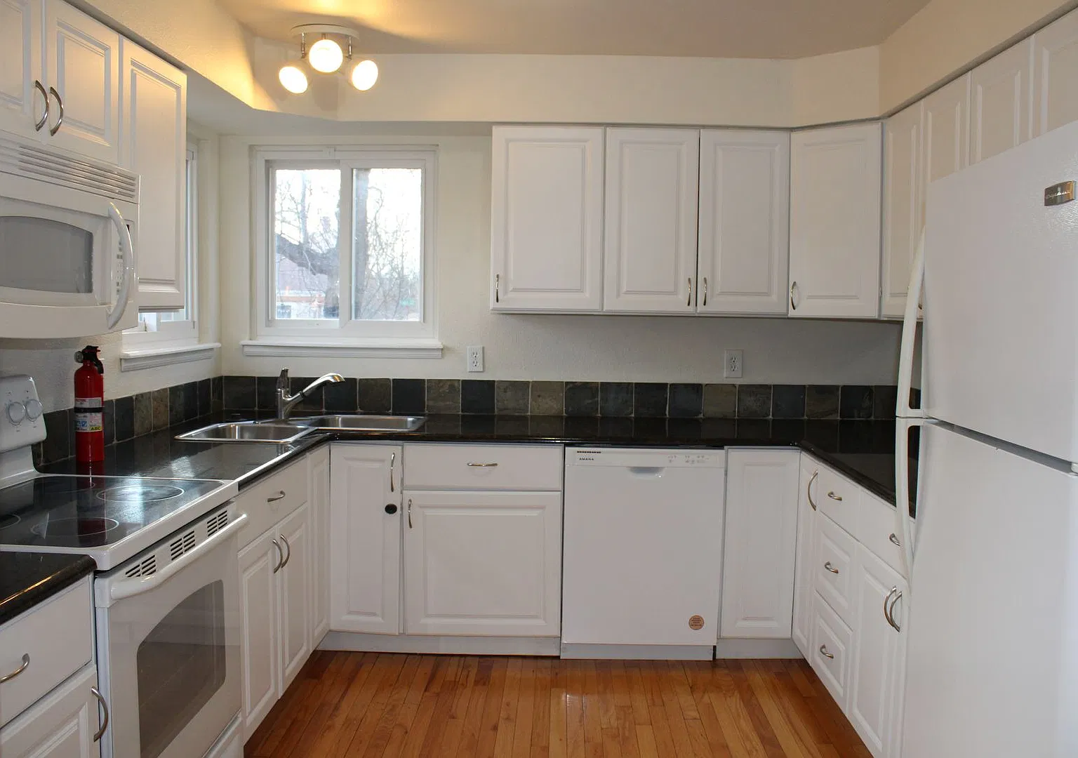 Lovely 3-Bedroom Home with Finished Basement & Fenced Yard in Fort Collins — Photo 2