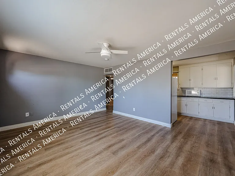 404 W Mission Ln — Photo 1