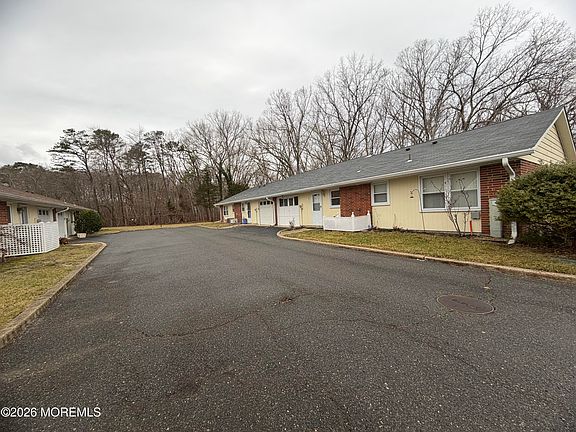 2nd image of 221A Buckingham Court