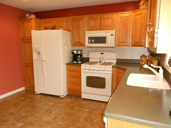 5th image of 121 Farmington Way
