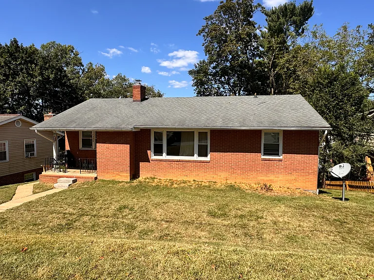 1439 Crawford Ave — Photo 1
